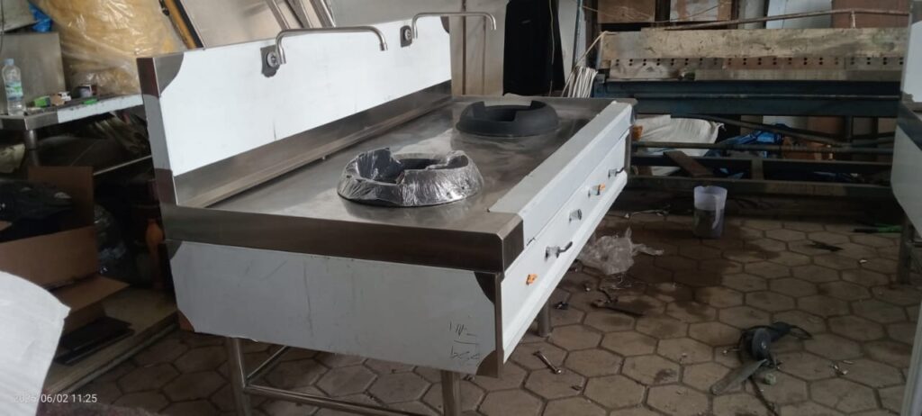 Showroom Raja Barang Resto dengan berbagai peralatan dapur commercial